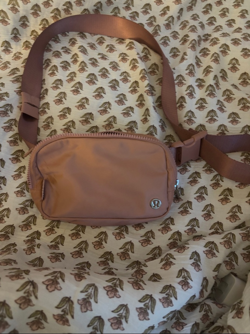 LULULEMON everywhere Belt Bag in Dusty Rose